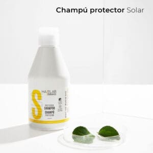 El CHAMPÚ PROTECTOR de la gama SOLAR limpia suavemente el cabello, eliminando residuos de cloro, (1)